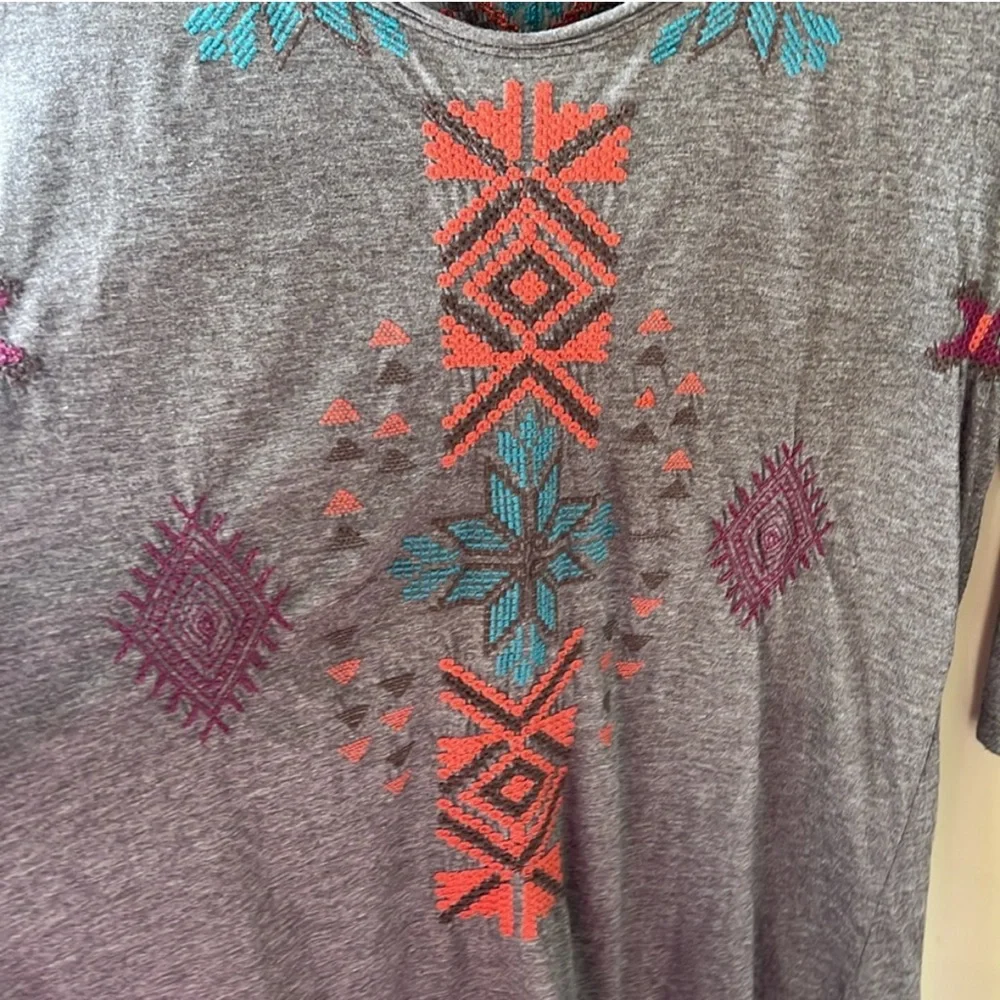 012JW // Johnny Was Los Angeles Cotton Blend Embroidered Step Hem Tunic // L - Picture 4 of 10